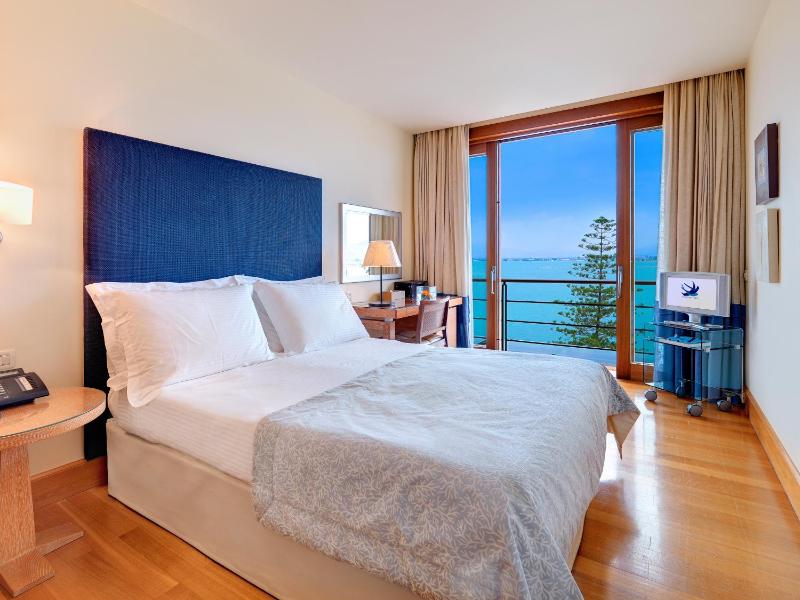 Deluxe Room with Sea View - Ground Floor image 2
