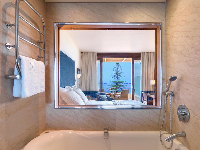 Family Room with Sea View image 4