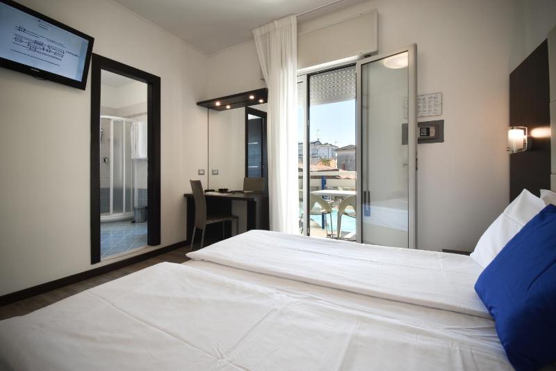 Double or Twin Room with Balcony image 3