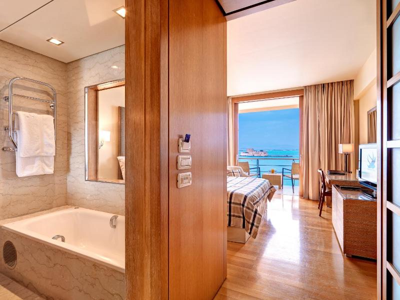 Family Room with Sea View image 3