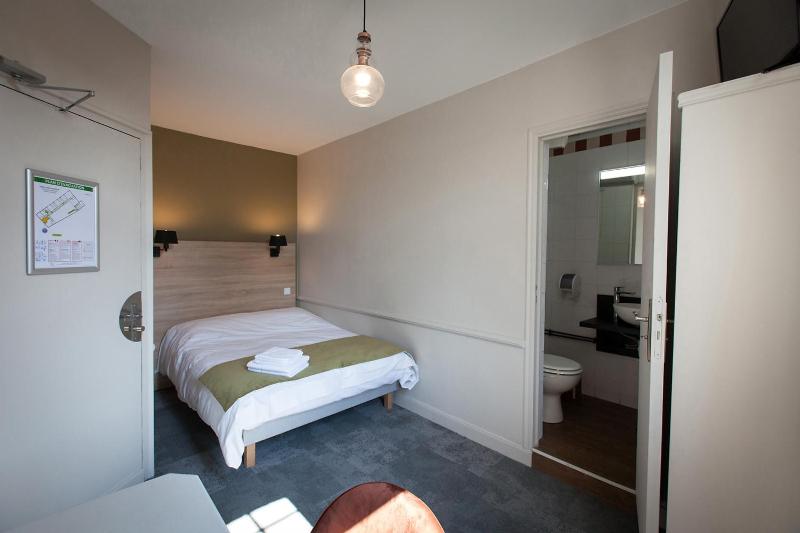 Double Room image 3