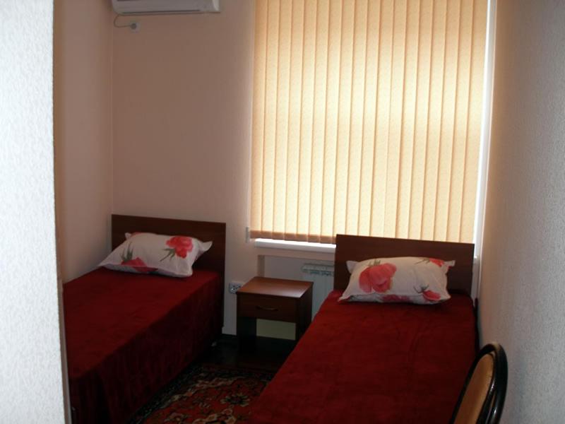 Twin Room image 2