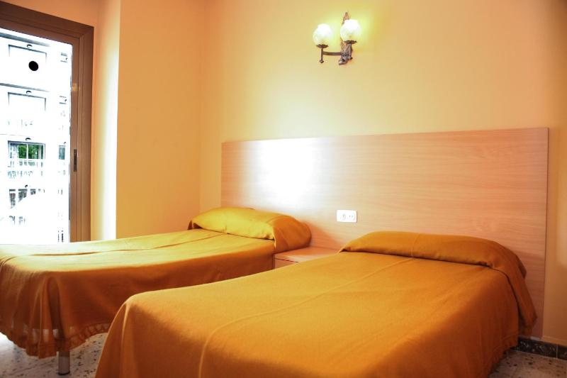 Twin Room image 3