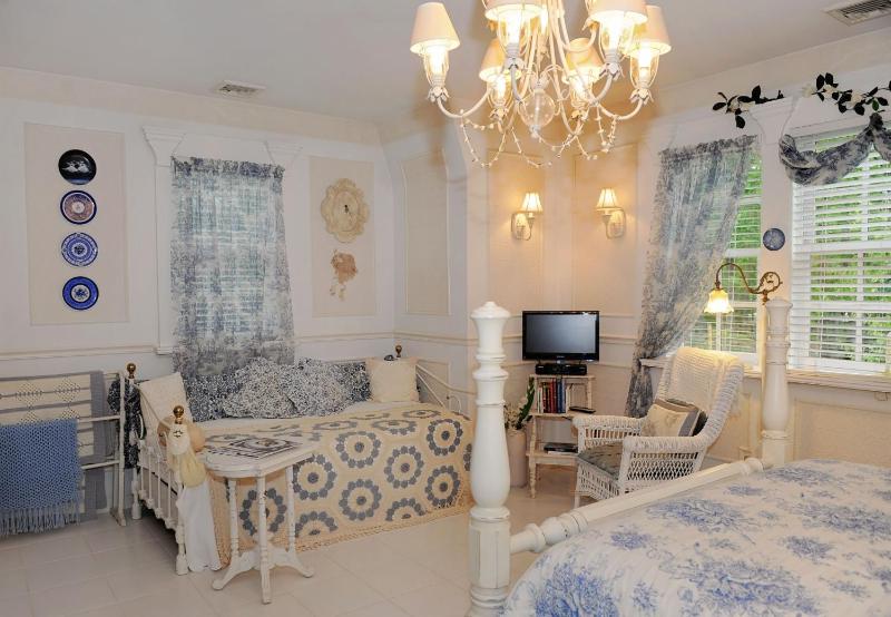 Deluxe Queen Room image 3