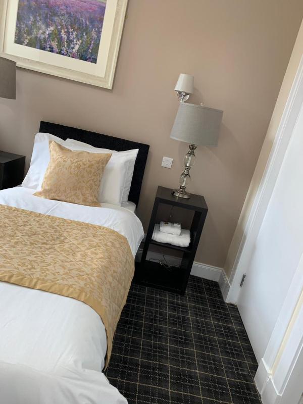 Twin Room with Bathroom image 4