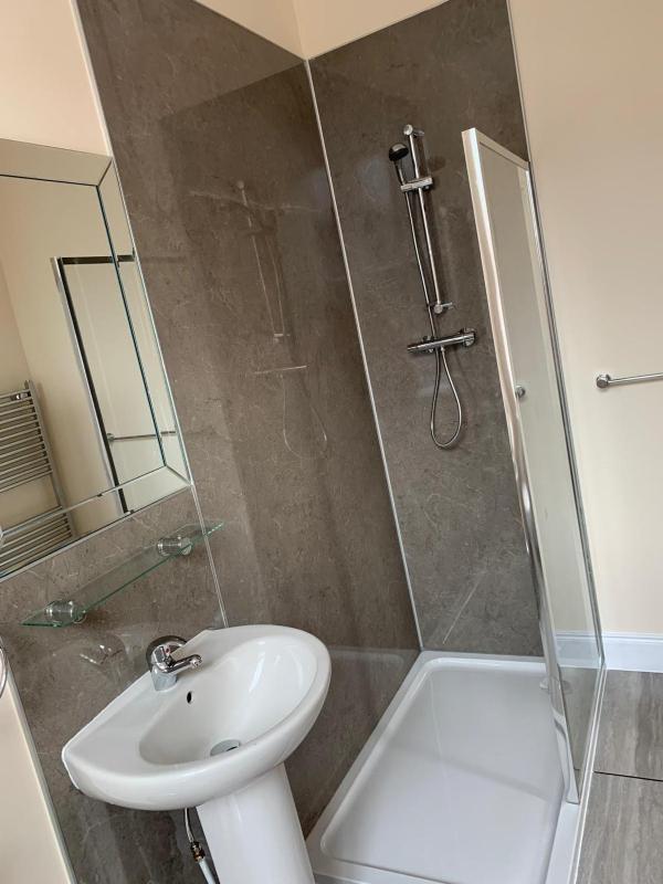 Twin Room with Bathroom image 3