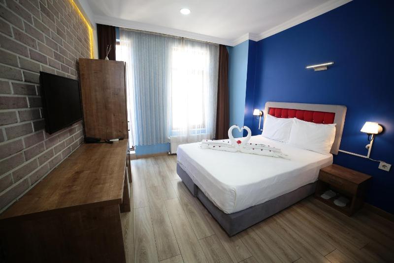 Double Room with Balcony image 4