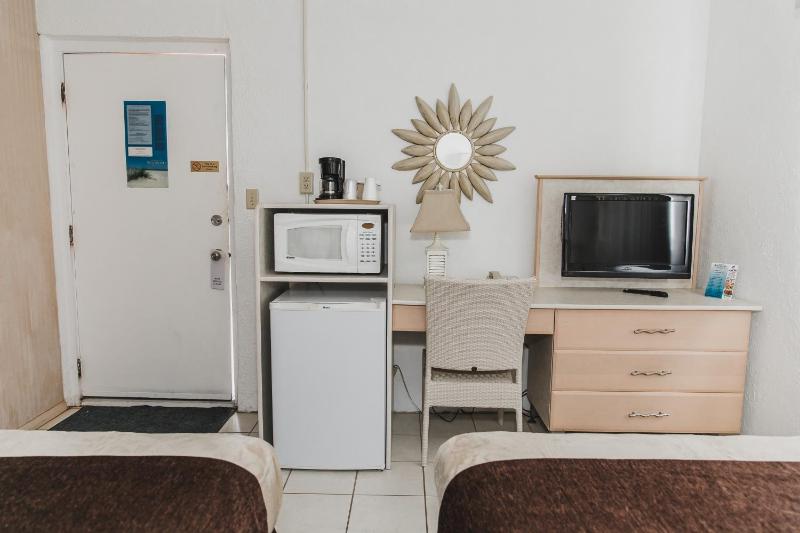 Single Room with Two Double Beds - Room H image 2