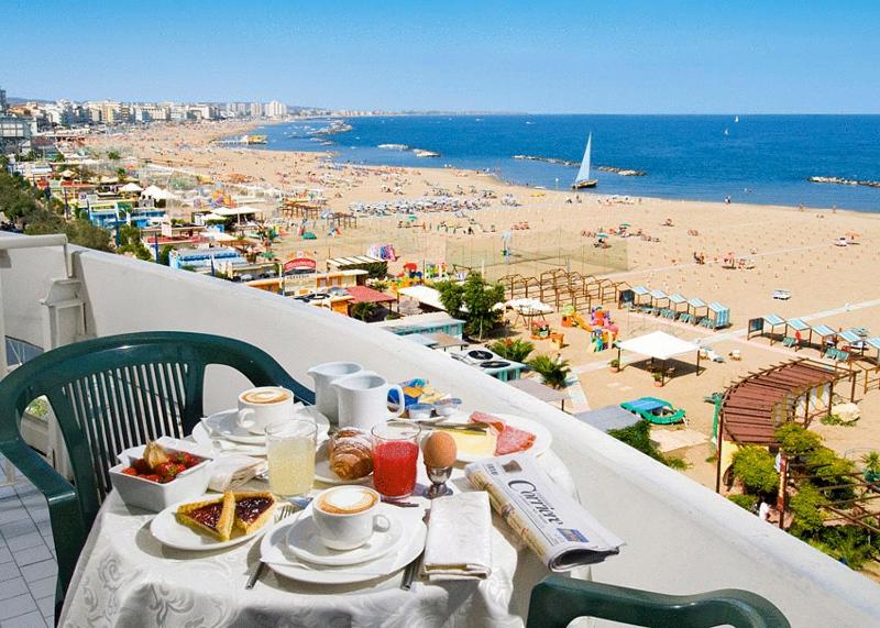 Double Room with Sea View image 4