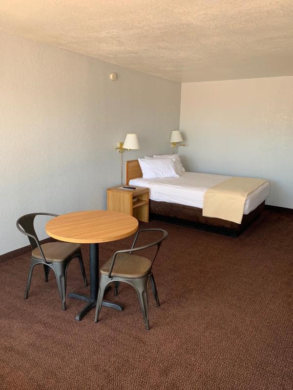 Queen Room image 3