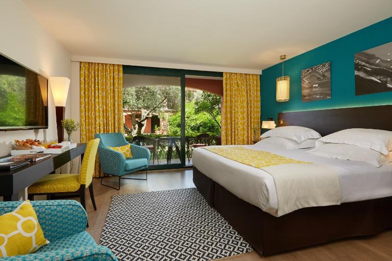 Deluxe Double or Twin Room image 2