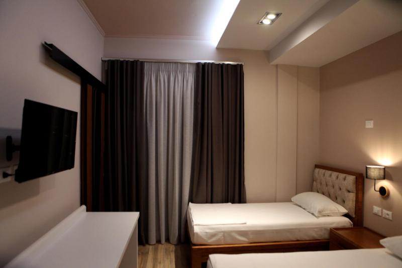 Deluxe Triple Room image 2