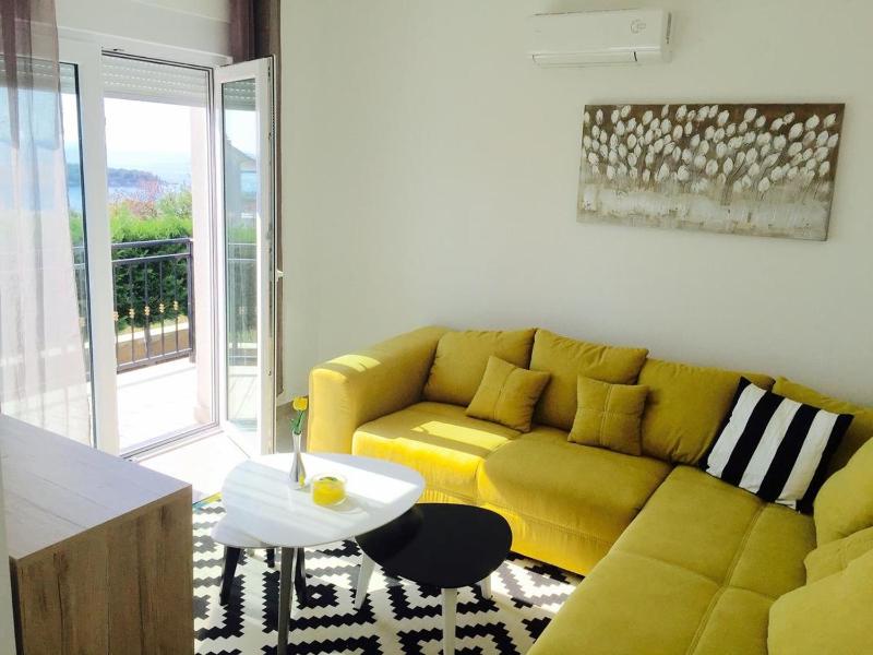 One-Bedroom Apartment with Terrace and Sea View image 3