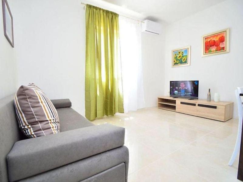 One-Bedroom Apartment with Terrace and Sea View image 2