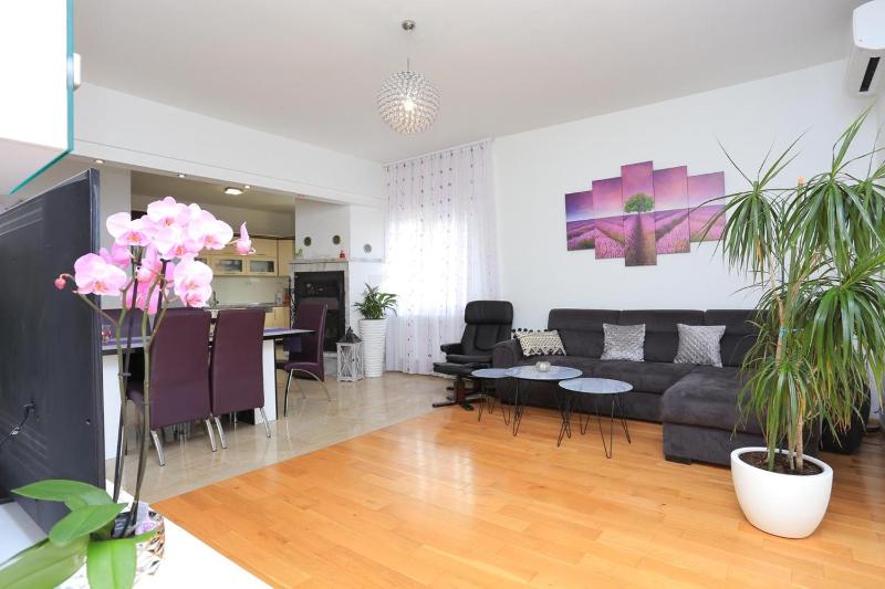 Three-Bedroom Apartment with Terrace image 3