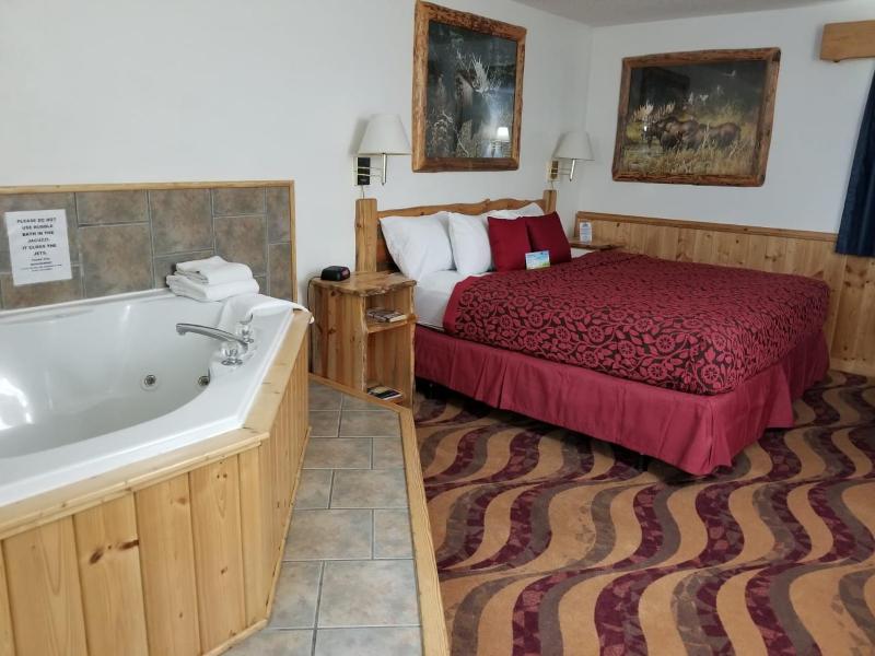 Deluxe King Suite with Spa Bath - Non-Smoking image 1