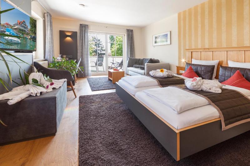 Deluxe Double Room with Partial Lake View image 4