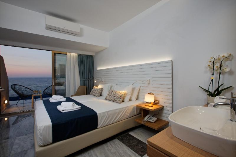 Superior Studio sea view with private pool image 4