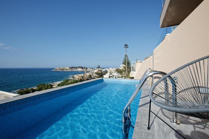 Superior Studio sea view with private pool image 3