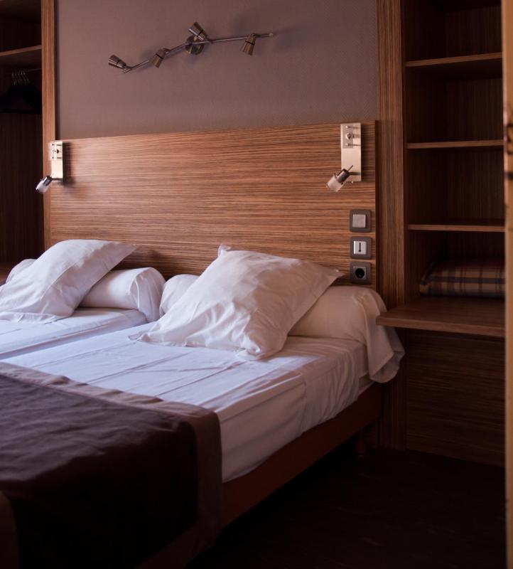 Standard Twin Room with Court View image 3