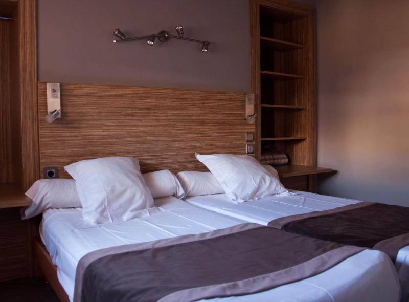 Standard Twin Room with Court View image 4