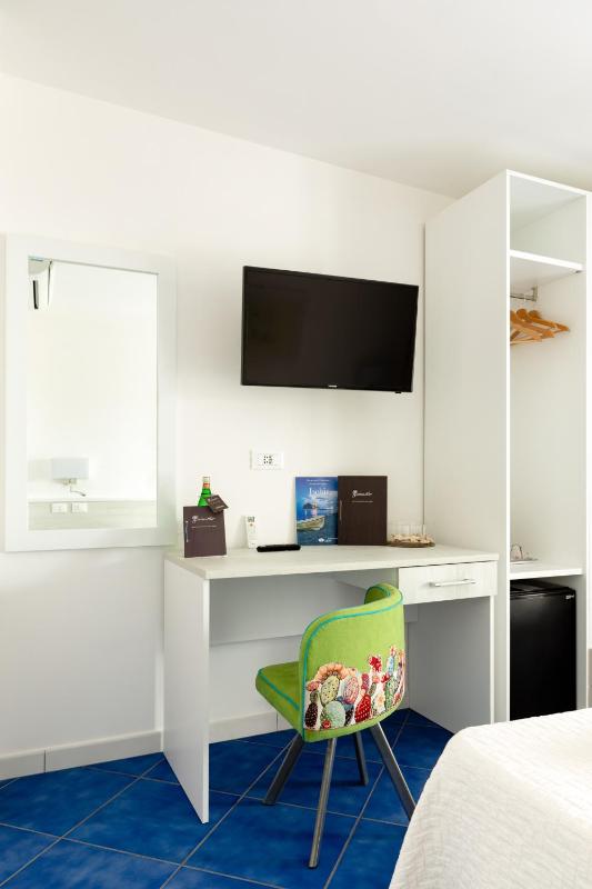 Superior Double Room with Terrace and Sea view  image 4