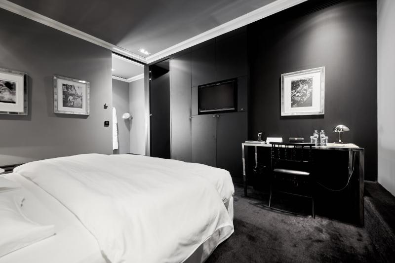 Small Double Room image 3