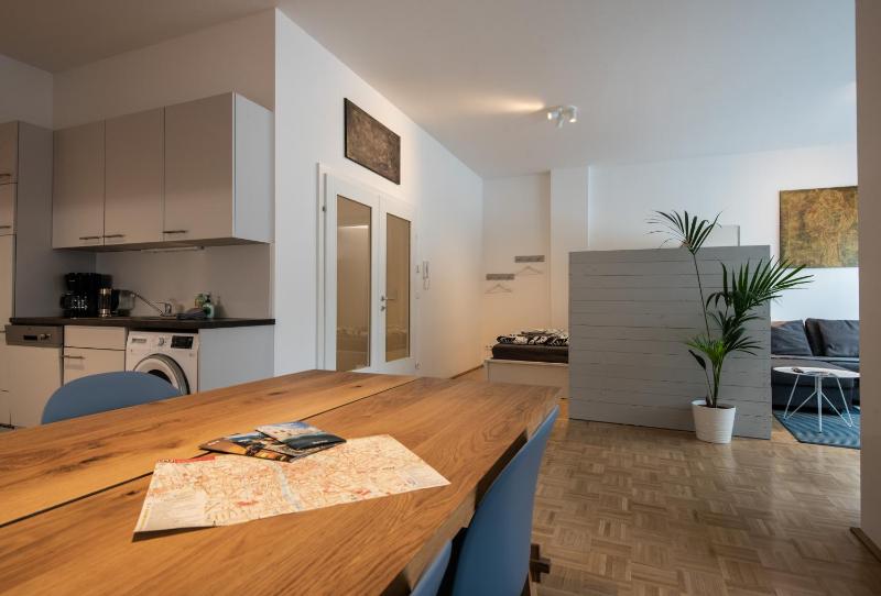 City-Apartment Lendviertel - PRIVATE PARKING GARAGE - image 3