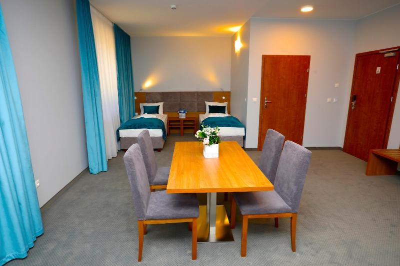 Deluxe Family Room image 3
