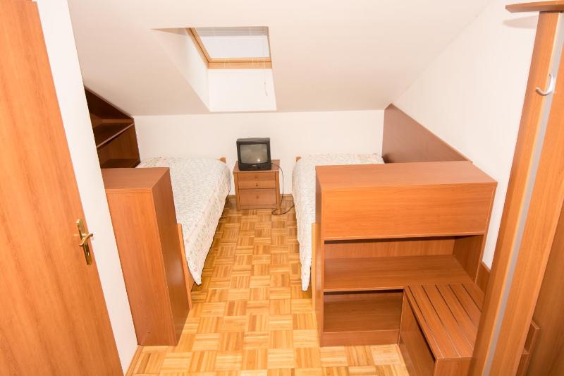 Economy Twin Room image 2