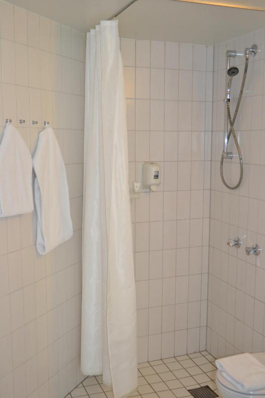 Standard Double Room with Walk-In Shower - Disability Access/Non-Smoking image 3