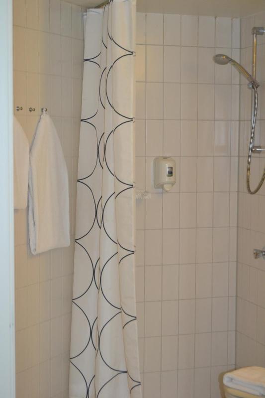 Standard Double Room with Walk-In Shower - Disability Access/Non-Smoking image 2