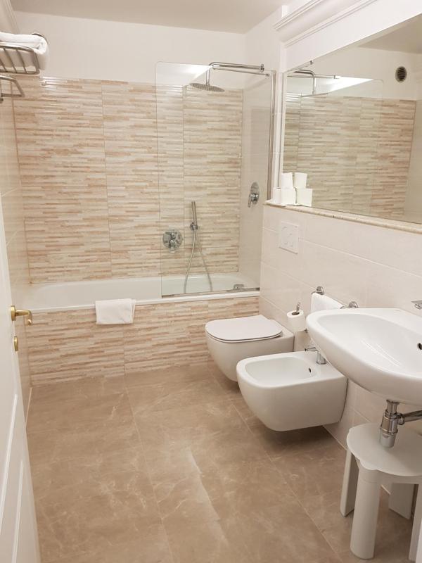 Deluxe Double Room image 2