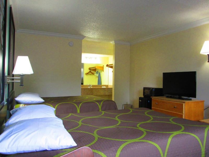 Two Double Beds - Non-Smoking image 4