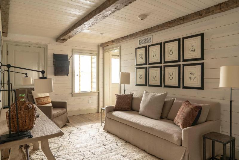King Suite with Balcony image 2