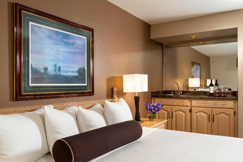 Standard King Room image 3