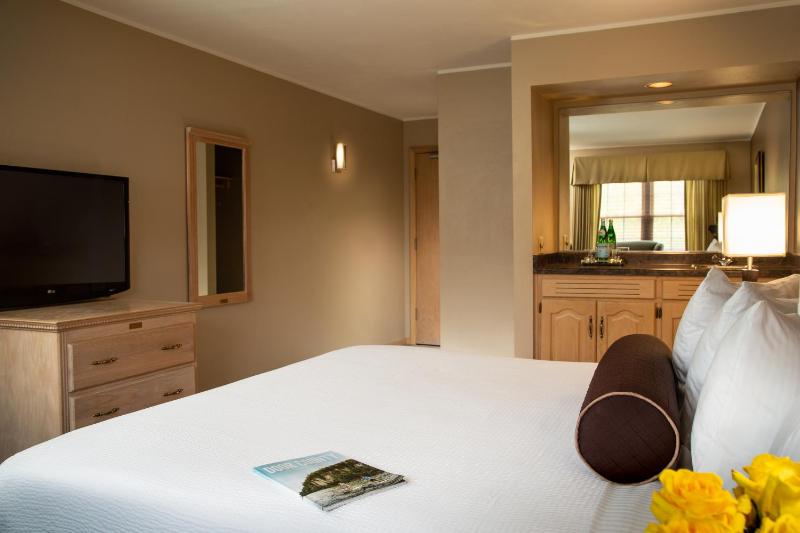 Standard King Room image 3