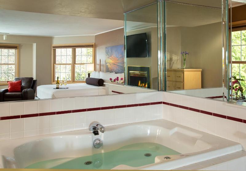 King Room with Spa Bath image 3