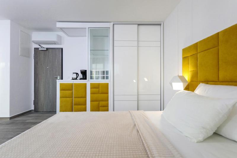 Deluxe King Room image 2