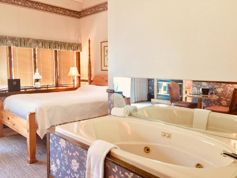 Queen Room with Jacuzzi image 1