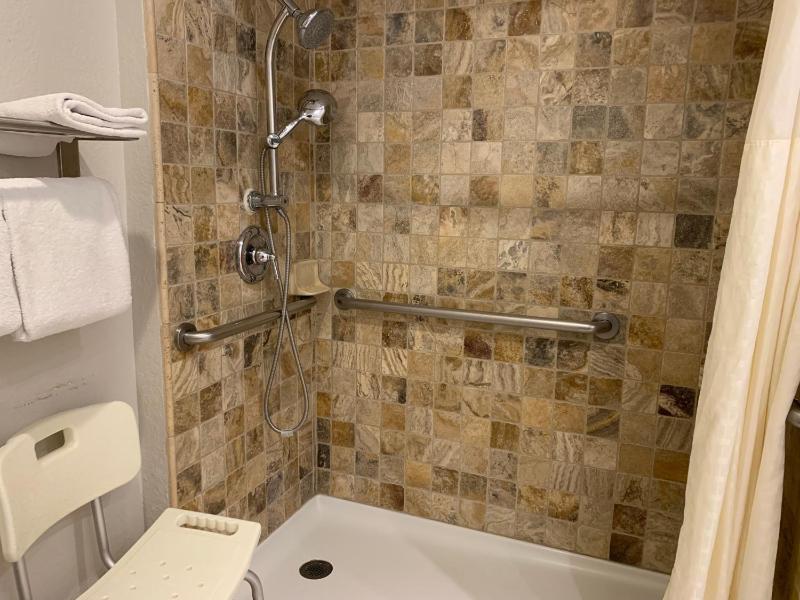 Queen Room - Disability Access image 2