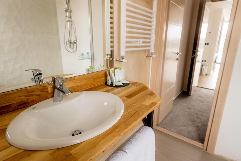 Standard Twin Room image 3