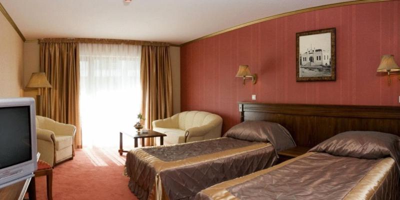 Double or Twin Room with Partial Sea View image 2