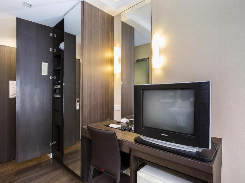 Standard Twin Room image 3