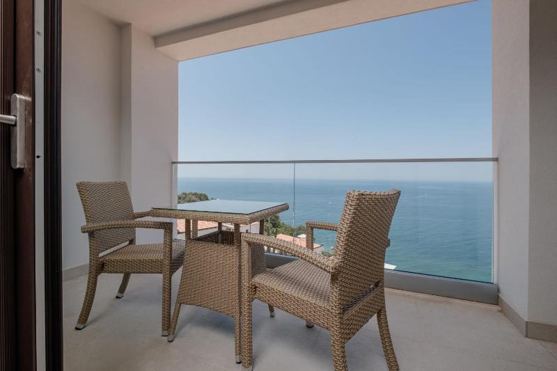 Deluxe Suite with Sea View image 2