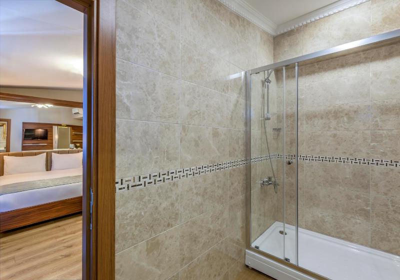 Double Room with Balcony and Sea View image 3