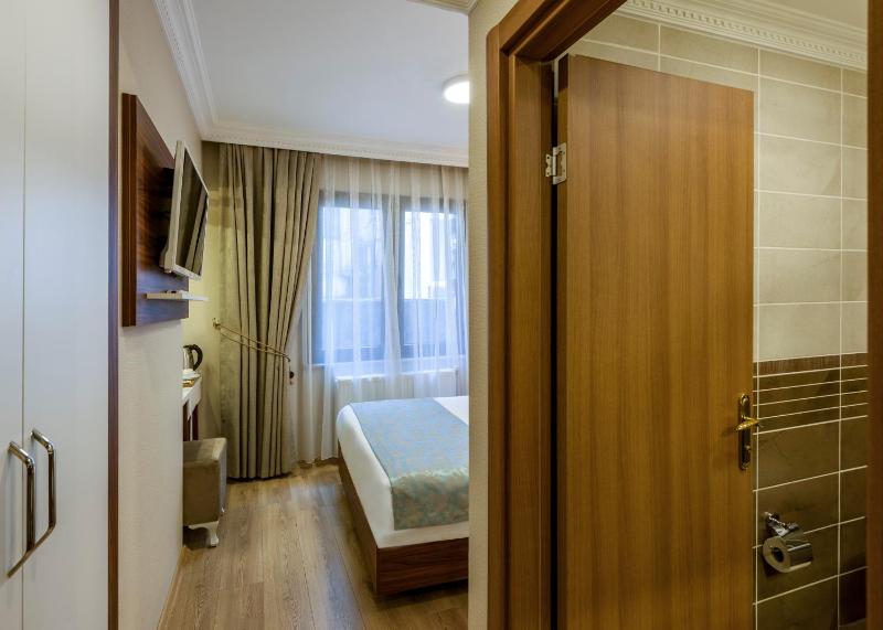 Economy Double Room image 4