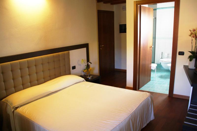 Double or Twin Room image 3