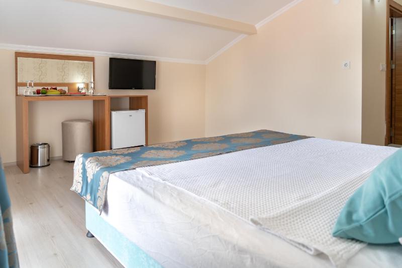 Standard Double Room image 3