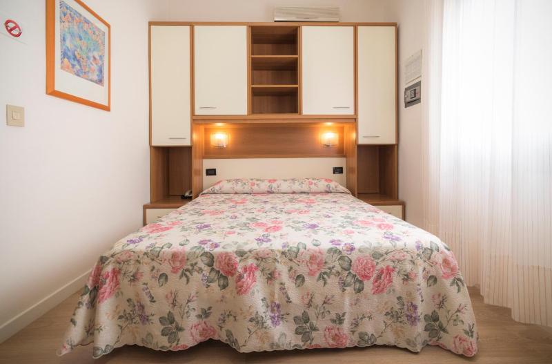 Small Double Room image 3